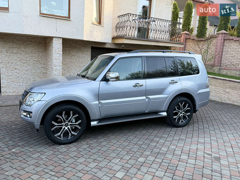 Внедорожник / Кроссовер Mitsubishi Pajero 2017 в Черновцах
