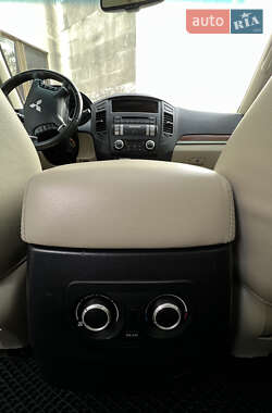Внедорожник / Кроссовер Mitsubishi Pajero 2008 в 