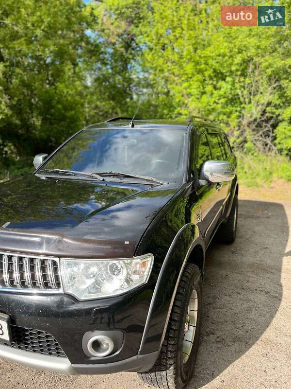 Внедорожник / Кроссовер Mitsubishi Pajero 2013 в Краснограде