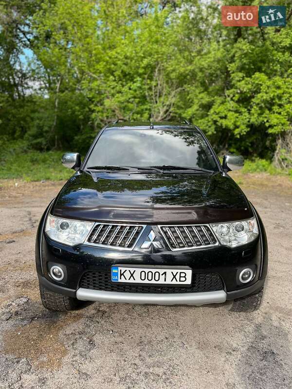 Внедорожник / Кроссовер Mitsubishi Pajero 2013 в Краснограде