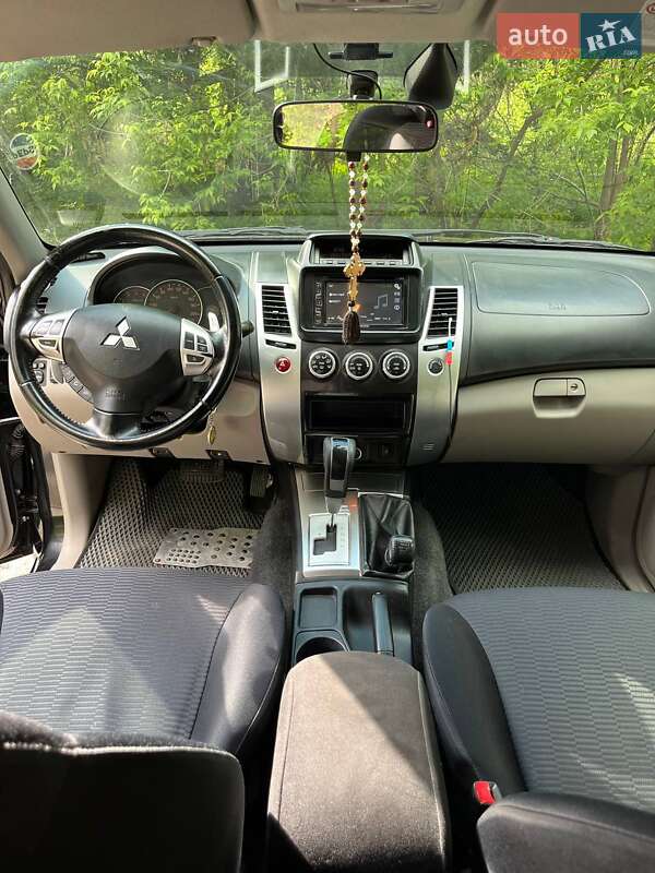 Внедорожник / Кроссовер Mitsubishi Pajero 2013 в Краснограде