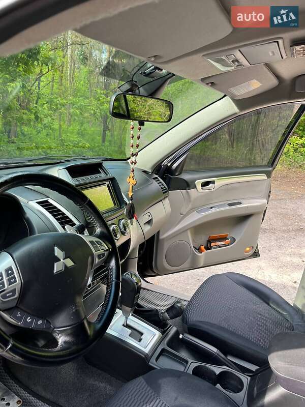 Внедорожник / Кроссовер Mitsubishi Pajero 2013 в Краснограде