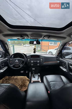 Внедорожник / Кроссовер Mitsubishi Pajero 2010 в 