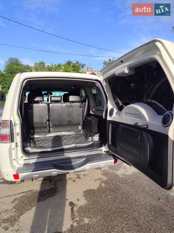 Внедорожник / Кроссовер Mitsubishi Pajero 2010 в Харькове
