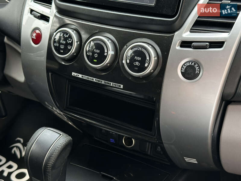 Внедорожник / Кроссовер Mitsubishi Pajero 2013 в Гостомеле