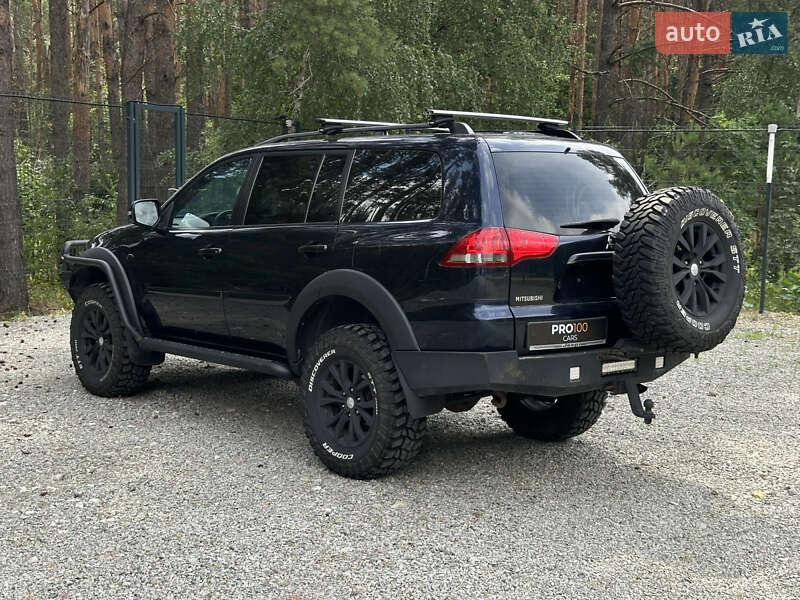 Внедорожник / Кроссовер Mitsubishi Pajero 2013 в Гостомеле