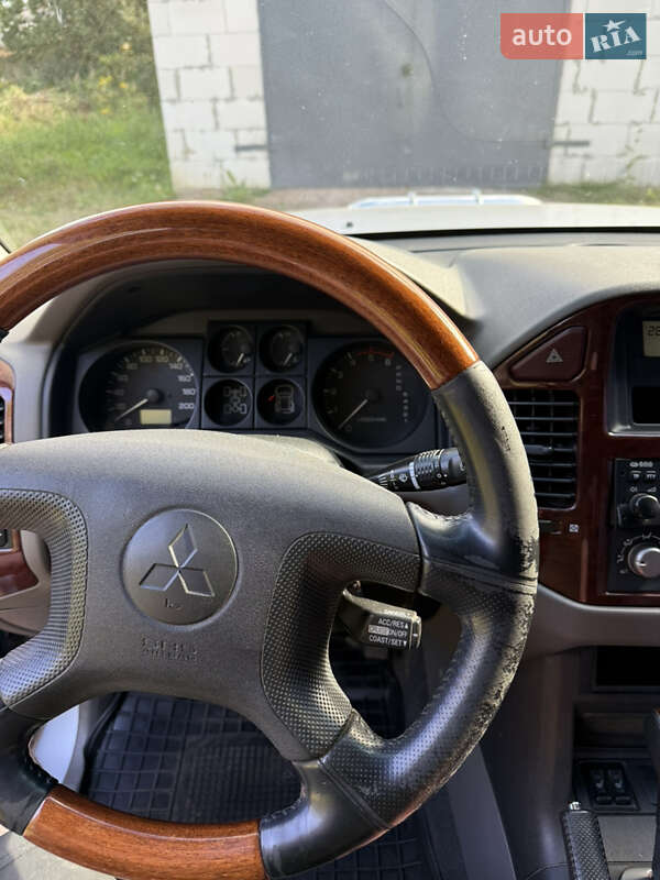 Внедорожник / Кроссовер Mitsubishi Pajero 2004 в Коростене