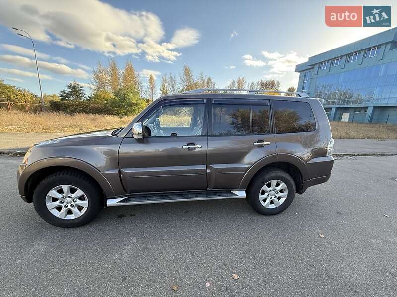 Внедорожник / Кроссовер Mitsubishi Pajero 2010 в Киеве