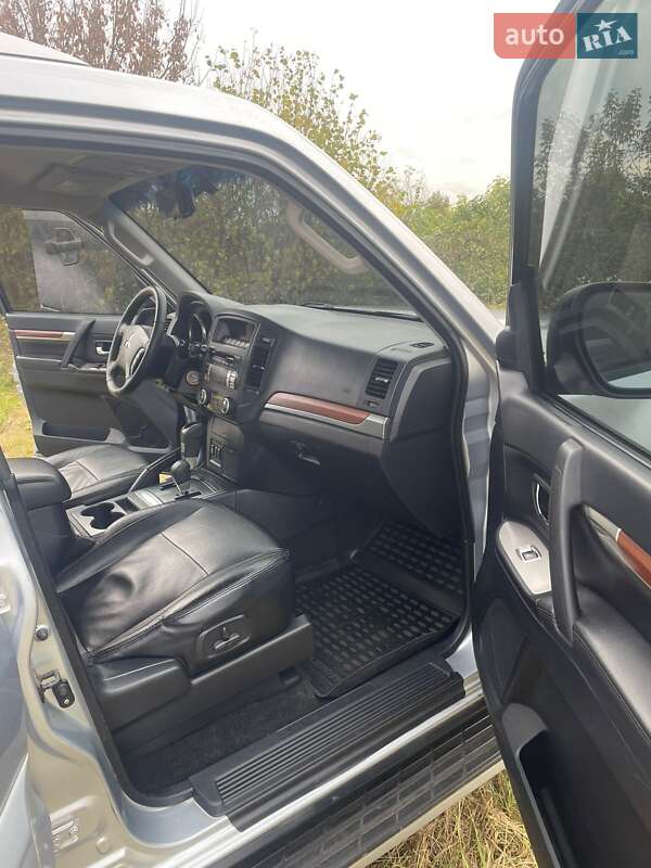 Внедорожник / Кроссовер Mitsubishi Pajero 2010 в Шостке