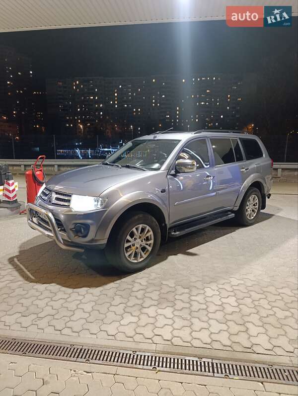 Позашляховик / Кросовер Mitsubishi Pajero 2013 в Києві