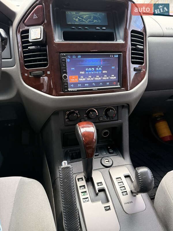 Внедорожник / Кроссовер Mitsubishi Pajero 2006 в Киеве