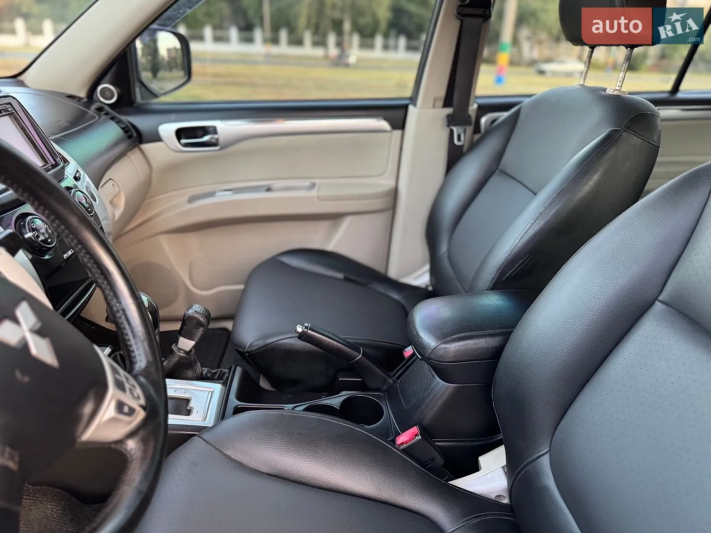 2010 Mitsubishi Pajero - мініатюра 18