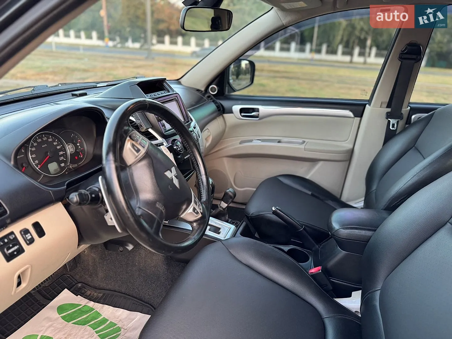 2010 Mitsubishi Pajero - мініатюра 17