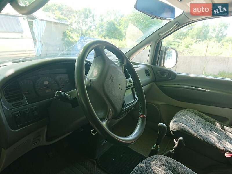 Минивэн Mitsubishi Space Gear 1999 в Хороле