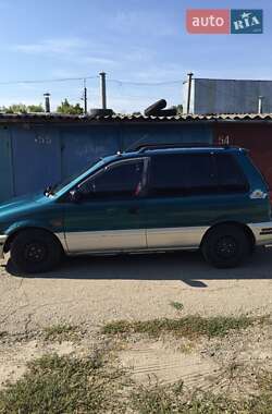 Минивэн Mitsubishi Space Runner 1996 в 