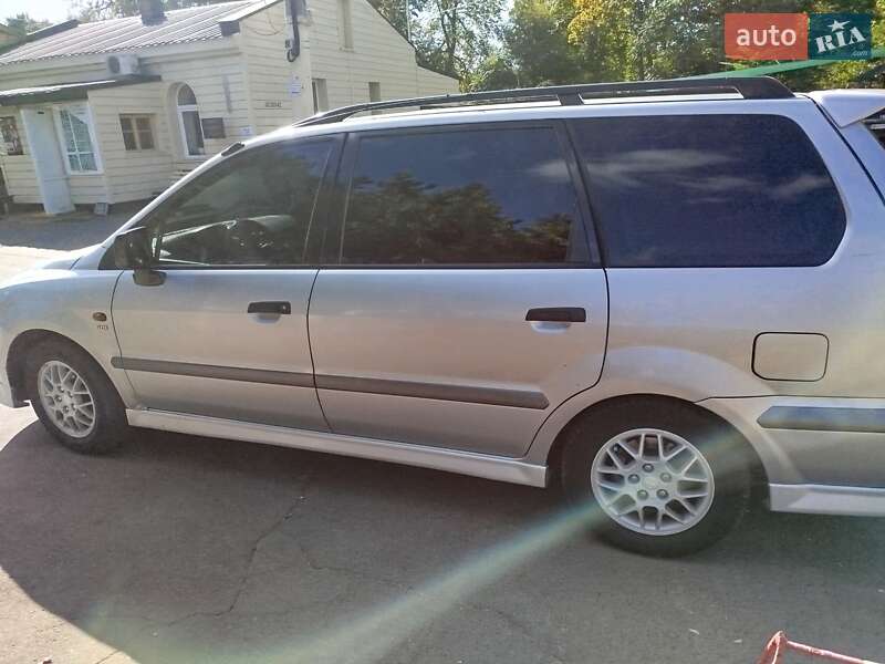 Минивэн Mitsubishi Space Wagon 1999 в 