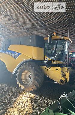 Комбайн зерноуборочный New Holland CR 9080 2012 в Сумах