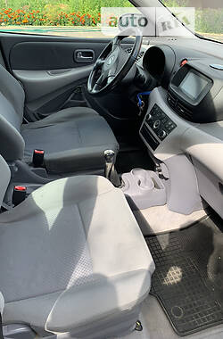 Хэтчбек Nissan Almera Tino 2004 в 