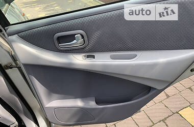 Хэтчбек Nissan Almera Tino 2004 в 
