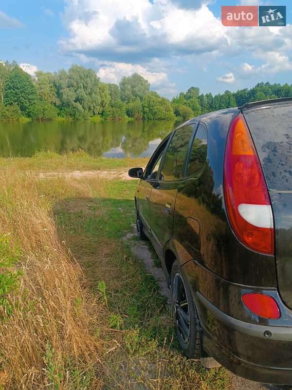 Минивэн Nissan Almera Tino 2002 в Семеновке