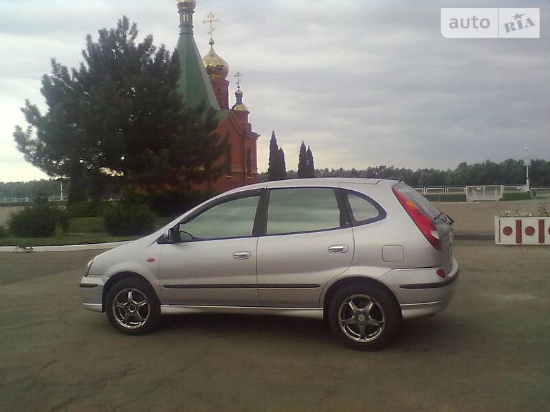 Хетчбек Nissan Almera 2001 в Ізмаїлі