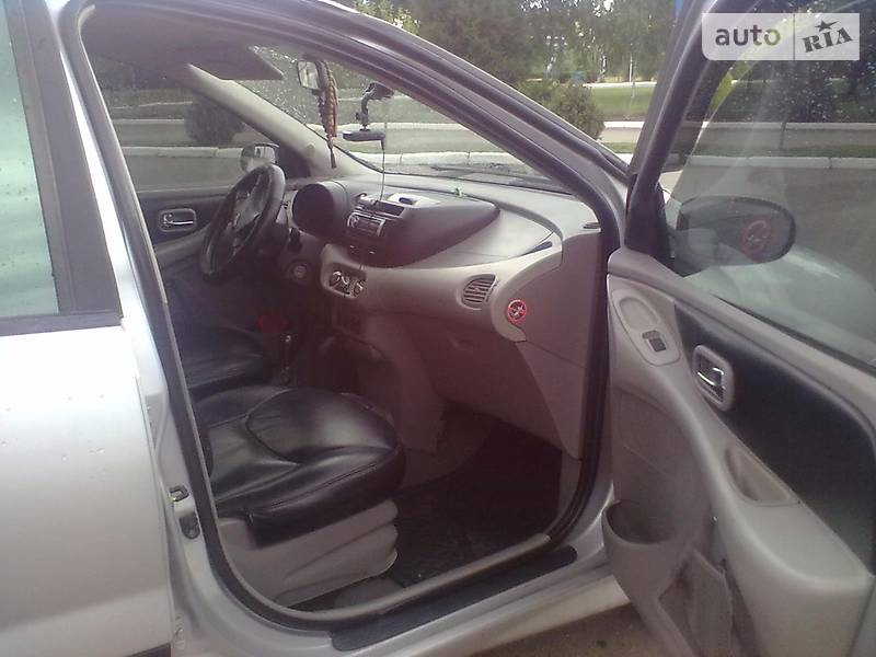Хетчбек Nissan Almera 2001 в Ізмаїлі
