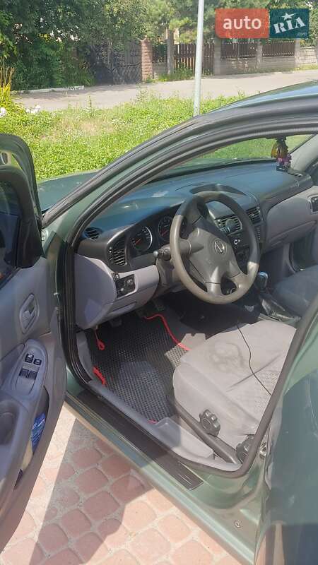 Седан Nissan Almera 2003 в Рівному