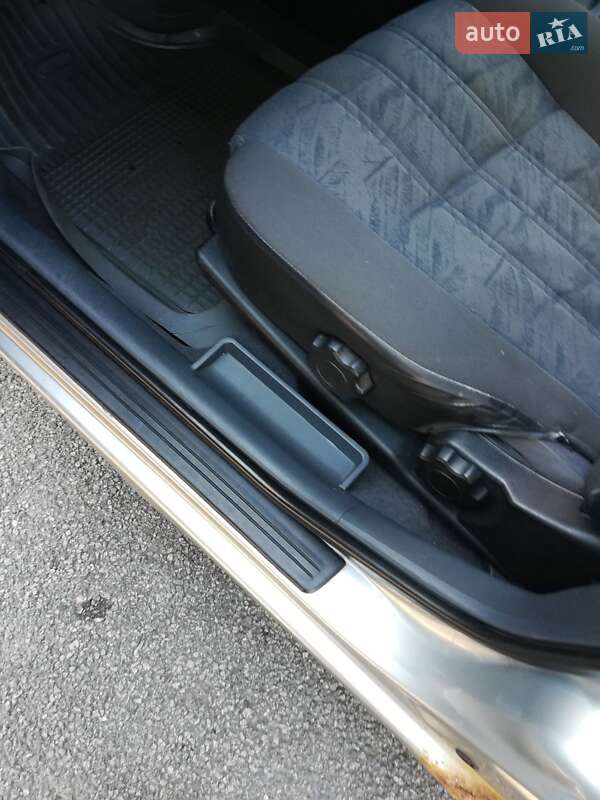 Седан Nissan Almera 2004 в Дніпрі