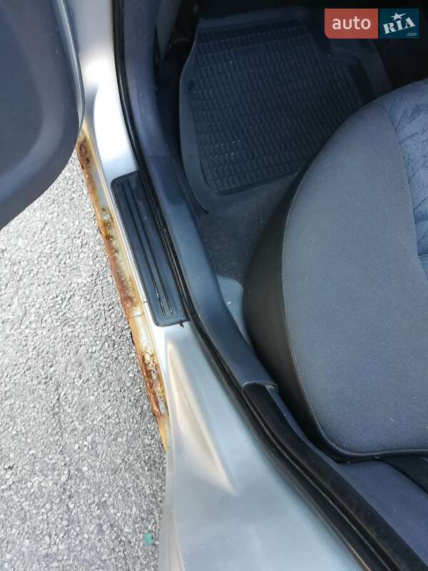 Седан Nissan Almera 2004 в Дніпрі