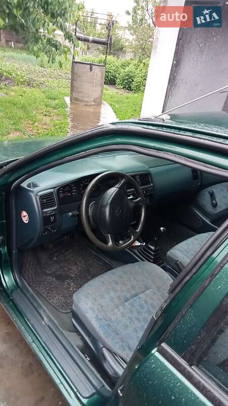 Хетчбек Nissan Almera 1996 в Івано-Франківську