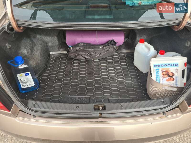 Седан Nissan Almera 2006 в Києві