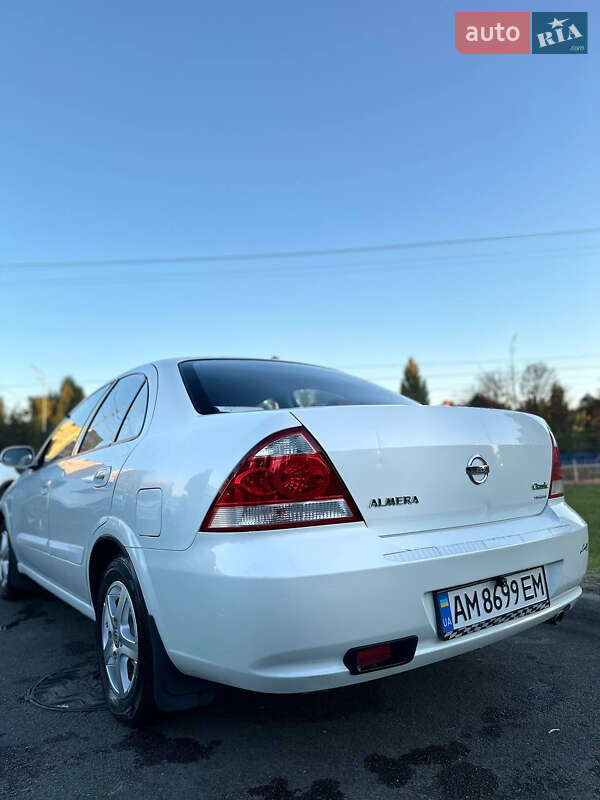 Седан Nissan Almera 2012 в Києві