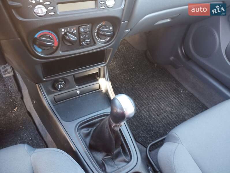 Хетчбек Nissan Almera 2006 в Житомирі