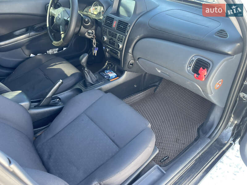 Хетчбек Nissan Almera 2005 в Вишгороді