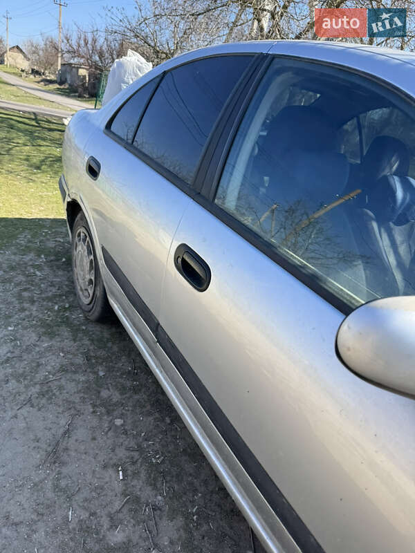 Седан Nissan Almera 2000 в Одесі