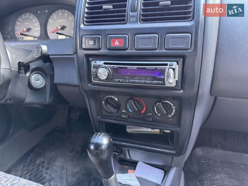 Седан Nissan Almera 1999 в Демидовке