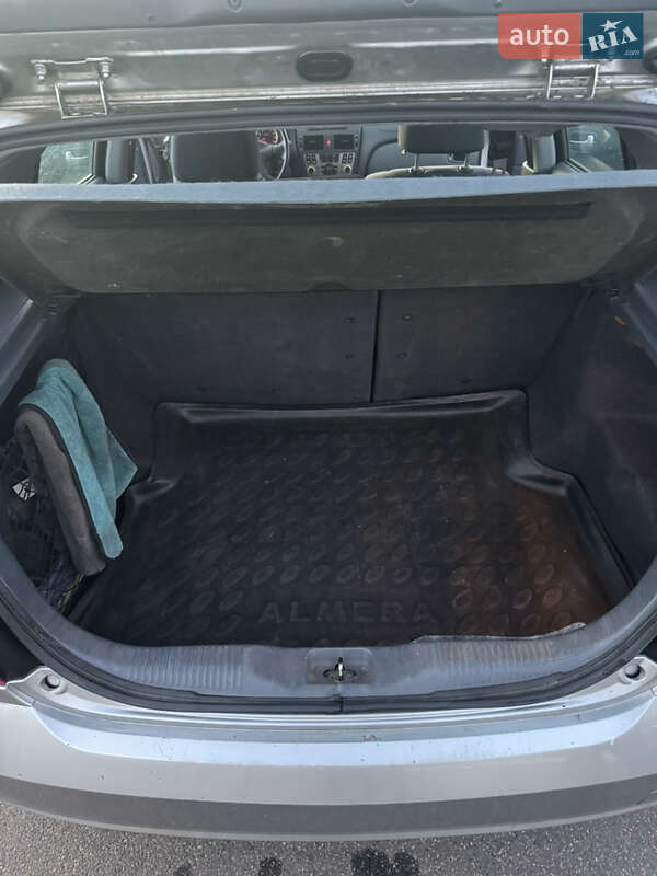 Хэтчбек Nissan Almera 2004 в Кривом Роге