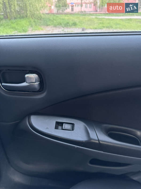 Хэтчбек Nissan Almera 2004 в Кривом Роге