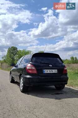 Хэтчбек Nissan Almera 2000 в 