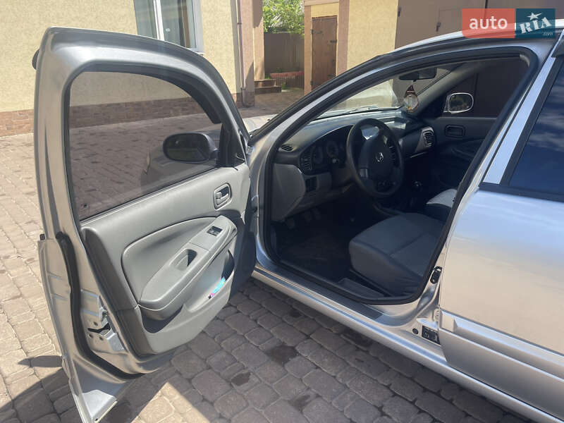 Седан Nissan Almera 2011 в Мене