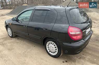 Хэтчбек Nissan Almera 2001 в 
