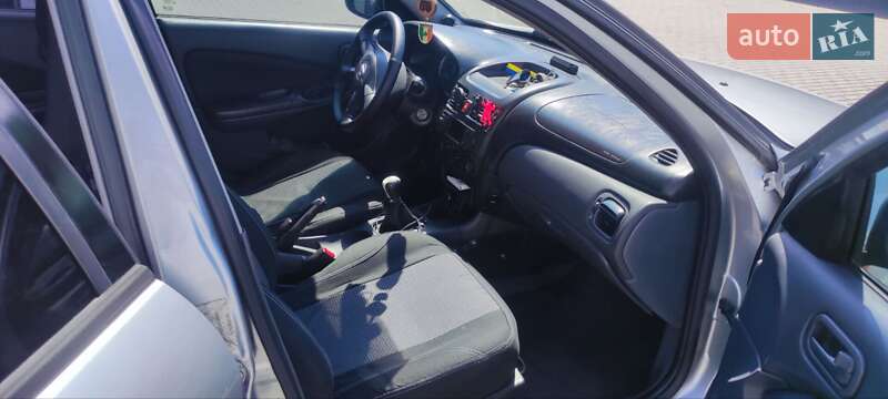 Седан Nissan Almera 2004 в Одесі