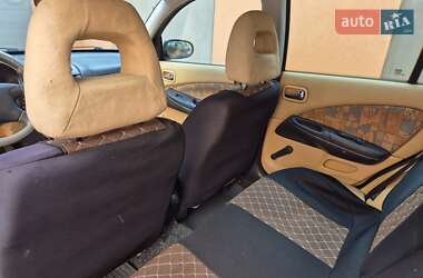 Хэтчбек Nissan Almera 2000 в 