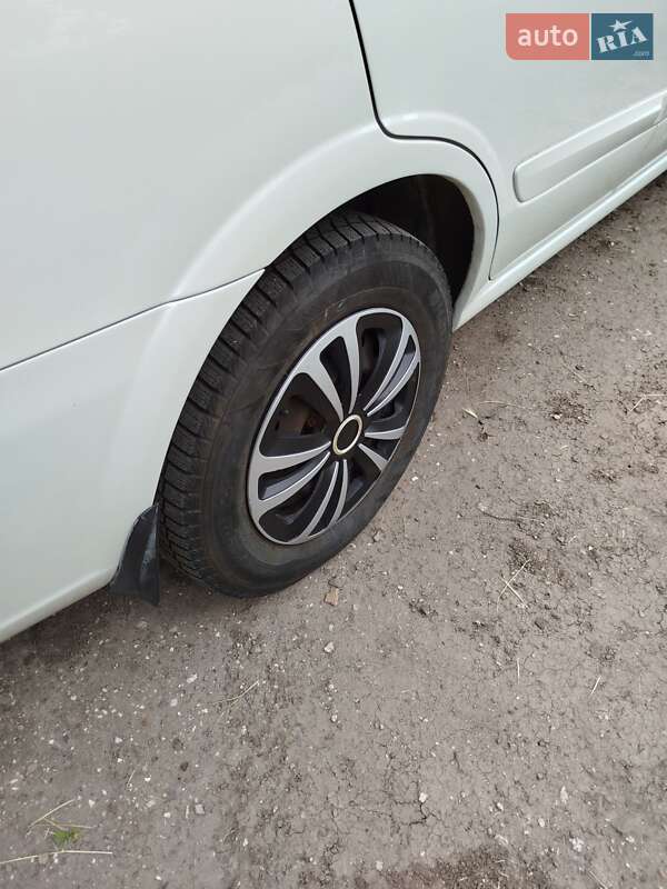 Седан Nissan Almera 2012 в Могилев-Подольске