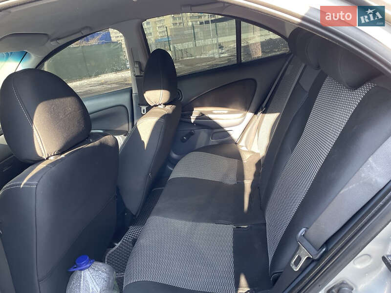 Седан Nissan Almera 2005 в Мукачевому