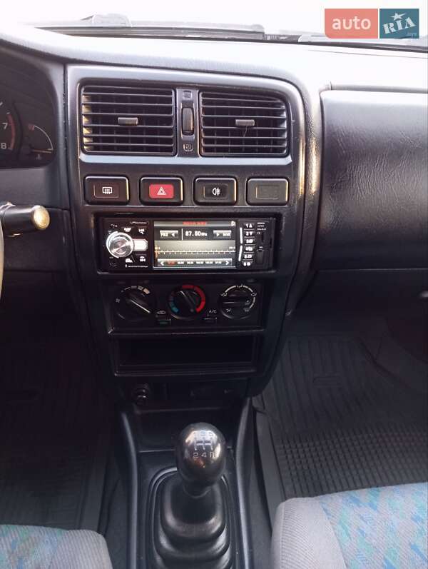 Седан Nissan Almera 1998 в Дубно