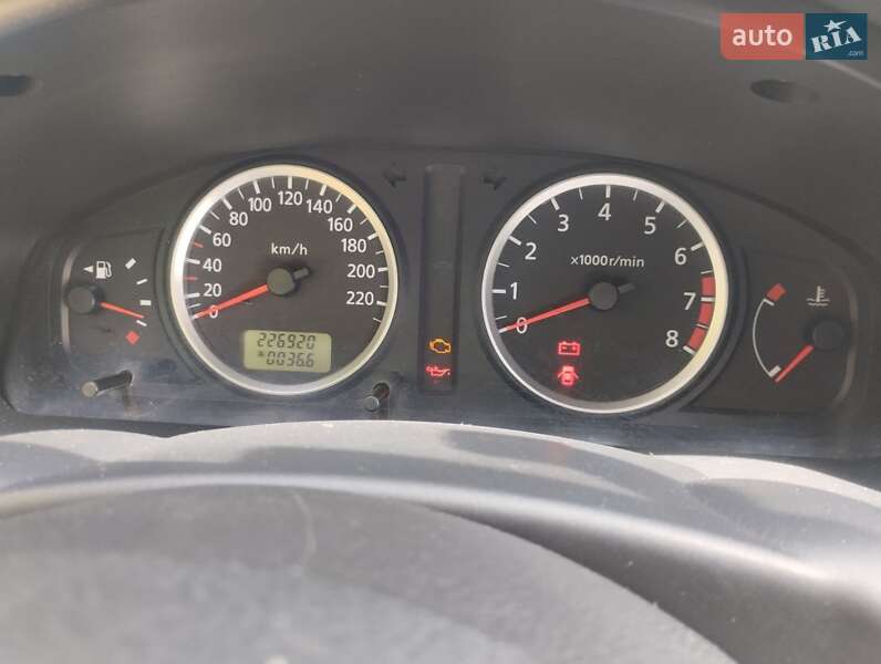 Хэтчбек Nissan Almera 2005 в Умани