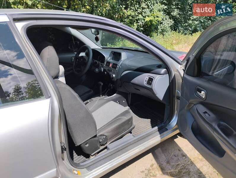 Хэтчбек Nissan Almera 2005 в Умани