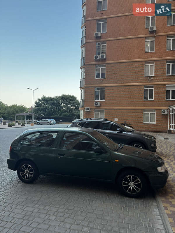 Хэтчбек Nissan Almera 1995 в Одессе