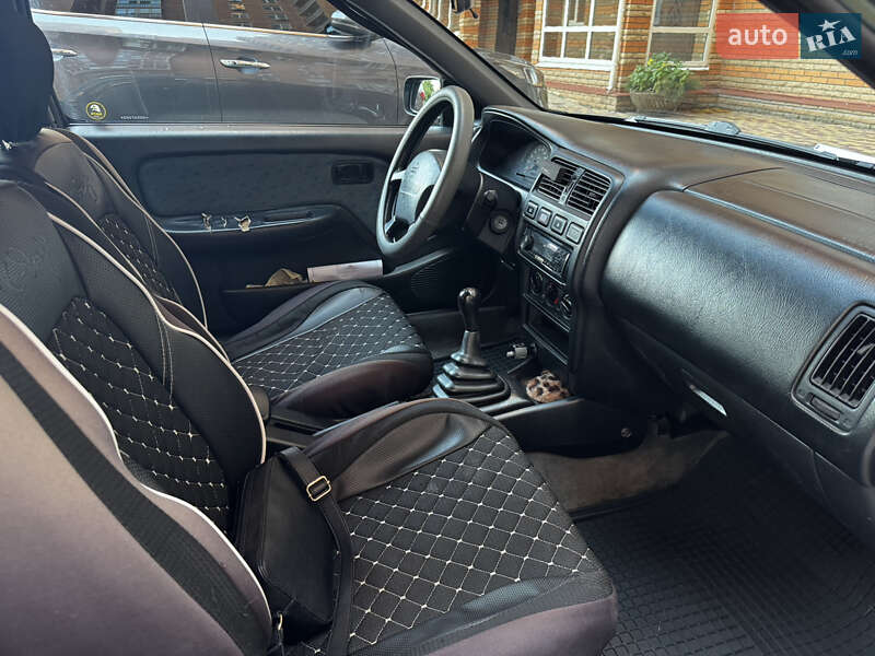 Хэтчбек Nissan Almera 1995 в Одессе